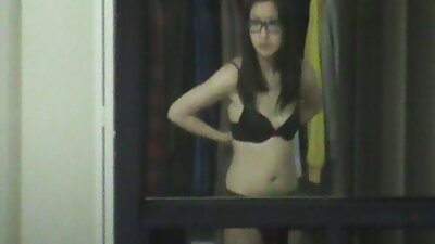 두 레즈비언 아르 대단히 크림 떨어져서 부터 각각의 다른 에 이 장면