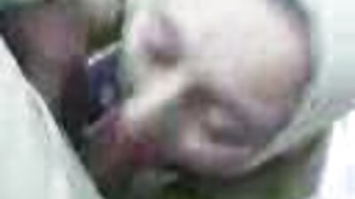 미녀는 옷을 벗고 우리 모두를 위해 춤을 춥니다