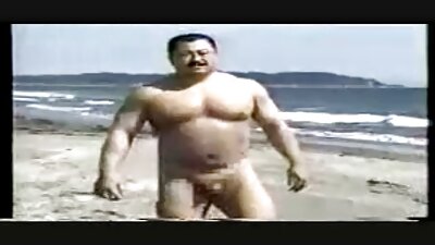 작은 가슴을 가진 소녀는 사나이 남자와 뻔뻔한 오락을 좋아합니다.
