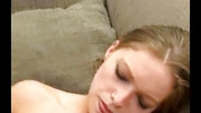병아리는 쉽게 그녀를 straponing으로 유혹하는 이복 누이에게 반합니다.