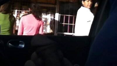 A 소녀 kisses 그녀의 연인 에 the 풀 과 그녀 브랜드 그를 정액