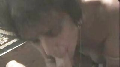 두 명의 섹시한 여성이 즐기는 방법을 잘 알고 있음을 보여줍니다.