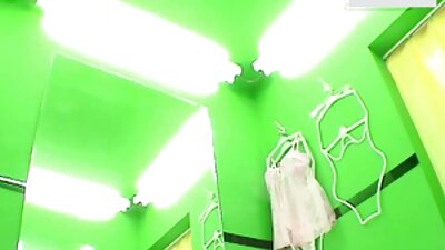 흥분한 여자 친구는 침대에서 서로의 엉덩이를 멋지게 손가락