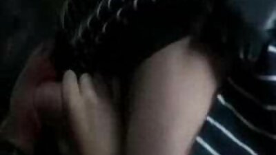 섹시한 미소를 가진 가슴이 큰 암캐가 그녀의 정욕과 에너지를 보여주고 있습니다.