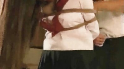 커플이 침대에 있고 두 사람은 멋진 시간을 보내고 있습니다