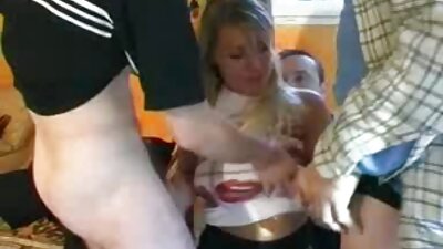 짧은 머리와 작은 가슴을 가진 갈색 머리가 점점 침투하고 있습니다.