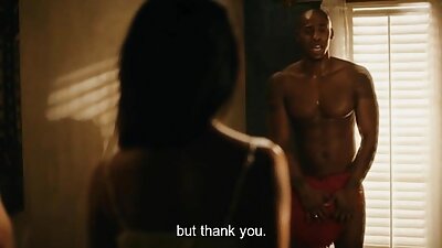 풍만한 몸매를 가진 두 명의 매력적인 여성이 재미를 노리고 있습니다.