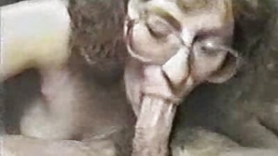 갈색 머리 고 대머리 여자 squirts 하기 미친 자극