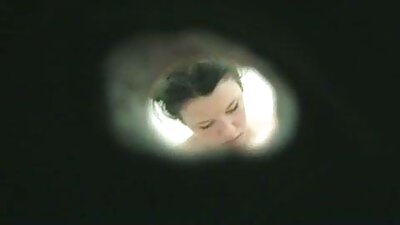 거대한 검정 사람은 몸집이 작은 흰색 tootsie 그의 힘을 보여줍니다.