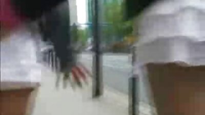 긴 머리를 가진 갈색 머리가 오늘 야외에서 침투하고 있습니다.