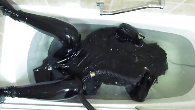 스타킹을 신은 암캐는 그녀가 잤을 때 그녀의 엉덩이를 앞뒤로 움직이고있다.