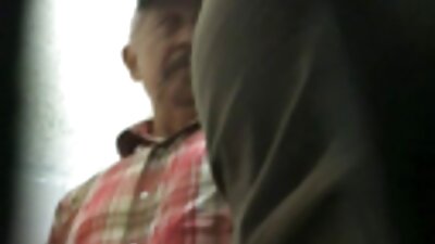 매력적인 말괄량이 수영장 옆에서 흔한 친구와 함께 기쁘게 잠을 잔다.
