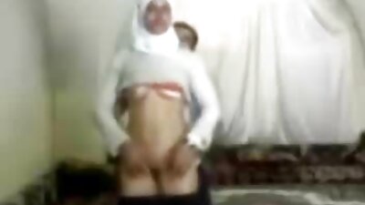 A 갈색 머리 과 금발의 아르 하기 고양이 대단히 과 facesitting