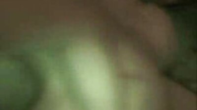 검은 머리 소녀가 빨기 위해 긴 단단한 기둥에 입술을 대고 있다