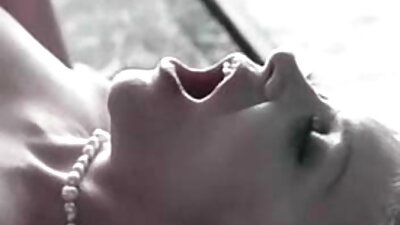 호기심 대학 소녀는 의붓 형제의 팽창과 소파에 드릴