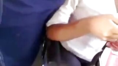 큰 엉덩이를 가진 섹시한 여자가 재미를 위해 구부리고있다