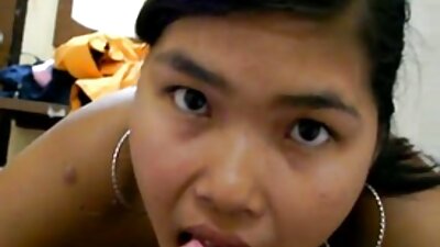 짧은 머리를 가진 갈색 머리가 그녀의 입에 거시기를 얻고있다.