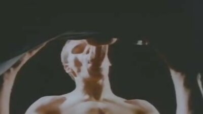a 금발의 가 a 좋은 엉덩이 가 을 얻 그 장난감 에서 이 상자