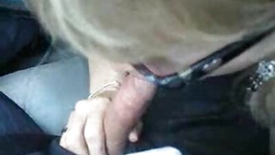 두 금발의 여성이 삼인조로 큰 직립 기둥을 처리하고 있습니다.