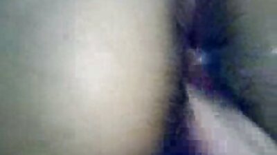 섹시한 미소를 가진 갈색 머리가 그녀의 모든 자연적인 몸을 받쳐주고 있습니다.