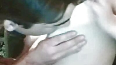 A 가슴 단 정치 못한 여자 와 약간 작은 젖꼭지 이다 handling 큰 수탉