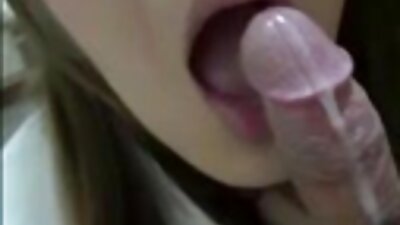 두 명의 섹시한 여성이 침대에서 서로 잘 작동합니다.