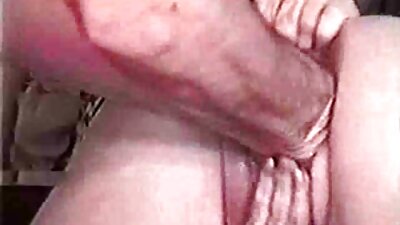 작은 가슴을 가진 예쁜 doolface는 거시기 없는 그녀의 삶을 상상할 수 없습니다
