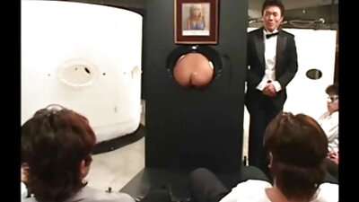 이 장면에서 란제리를 입은 여성이 혼자서 쇼를 하고 있습니다.