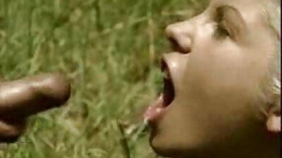 두 명의 여성이 다리를 벌려 친구에게 좋은 시간을 보여줍니다.