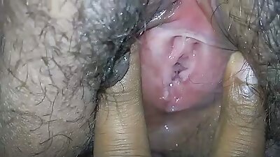 한 여자가 자신의 거시기로 그녀를 빌어 먹을 흑인 친구의 상단에 있습니다.