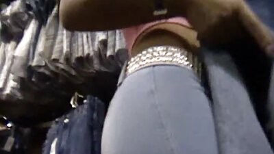 busty latina는 여자의 생일에 음부 자위를 시작합니다.