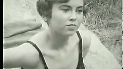 침을 흘리는 매력 Vicki 체이스는 그의 공을 모두 젖게합니다.
