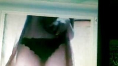 카메라를 가진 남자는 POV 비디오에서 관능적 인 여자를 앞머리